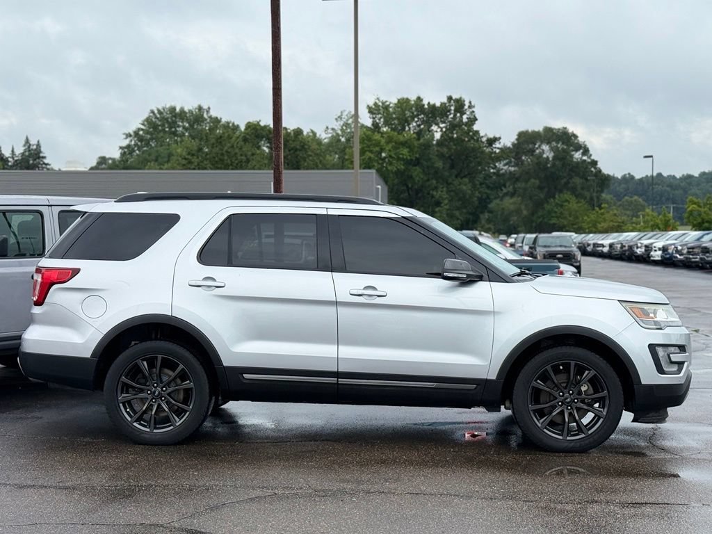 Used 2017 Ford Explorer XLT w/ Equipment Group 202A AWD/4WD image 29