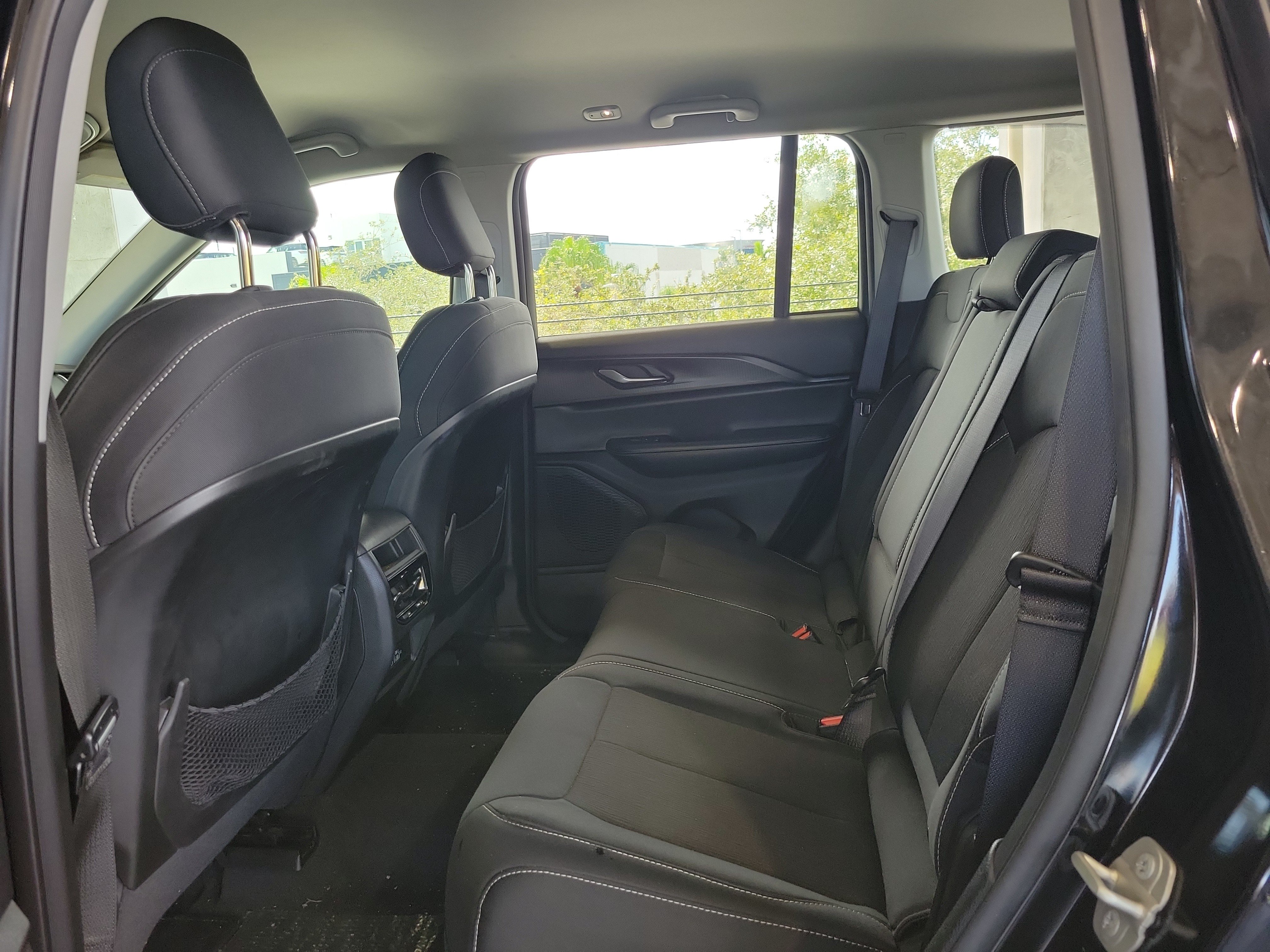 Used 2023 Jeep Grand Cherokee Laredo AWD/4WD image 8