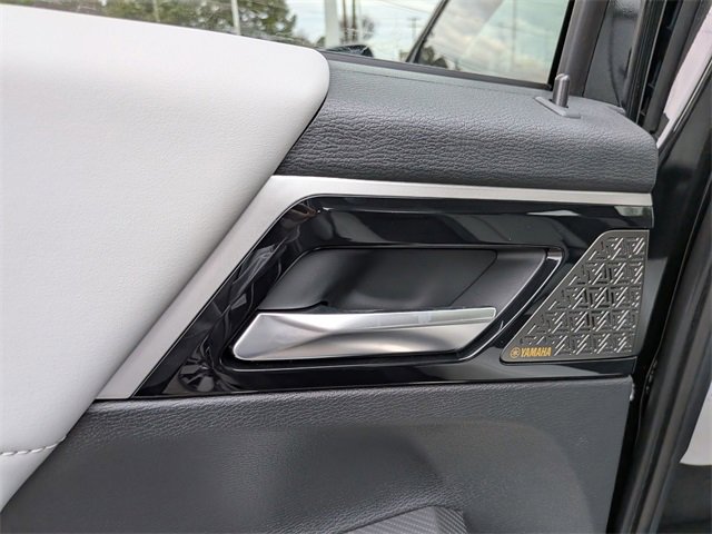 New 2025 Mitsubishi Outlander SE image 27