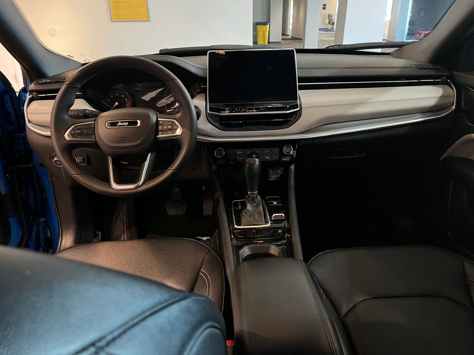 Used 2025 Jeep Compass Limited AWD/4WD image 33