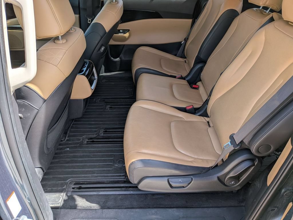 Used 2024 Kia Carnival EX FWD image 37