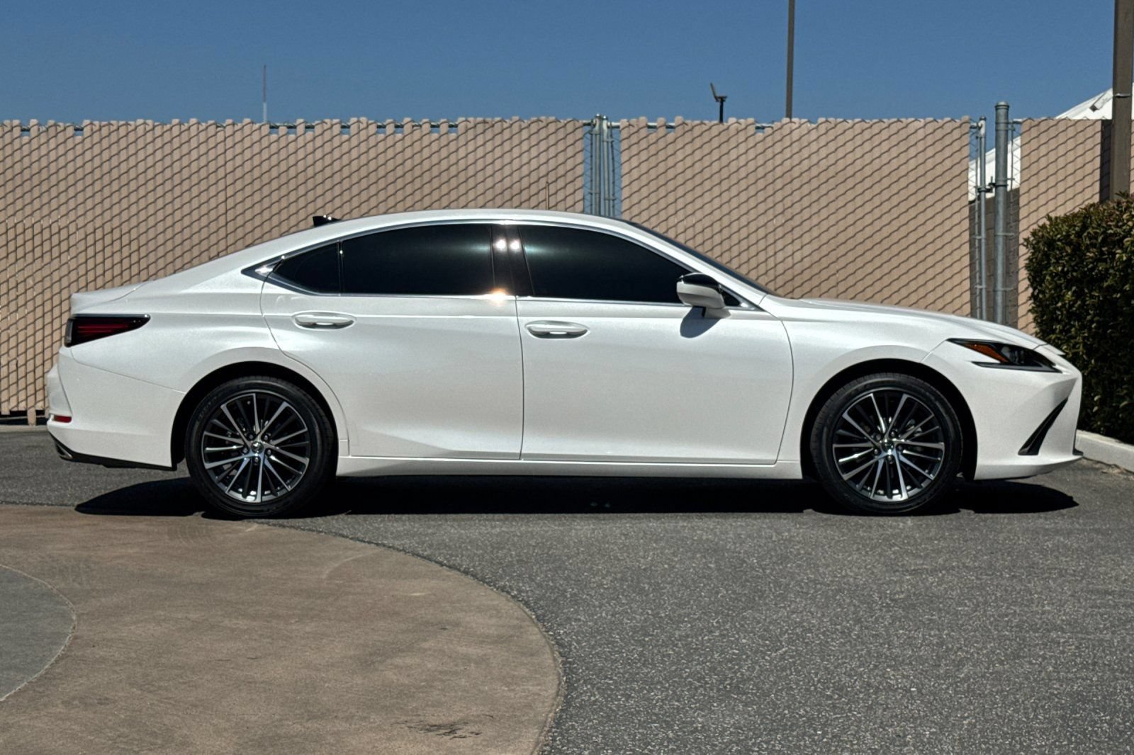 Used 2025 Lexus ES 350 w/ Premium Package FWD image 3