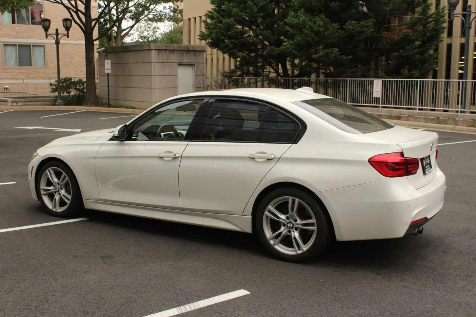 Used 2016 BMW 328i Sedan w/ M Sport Package RWD image 9