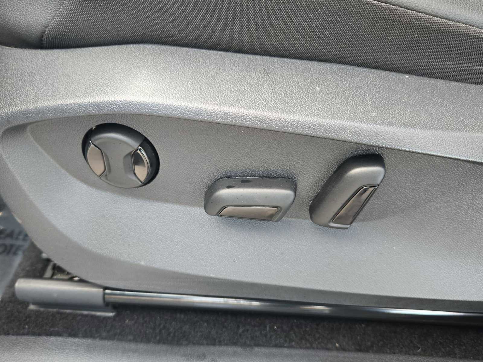 Used 2023 Volkswagen Tiguan SE R-Line image 25