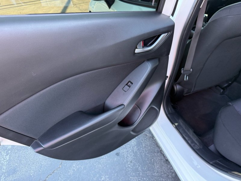 Used 2015 MAZDA MAZDA3 i Sport FWD image 17