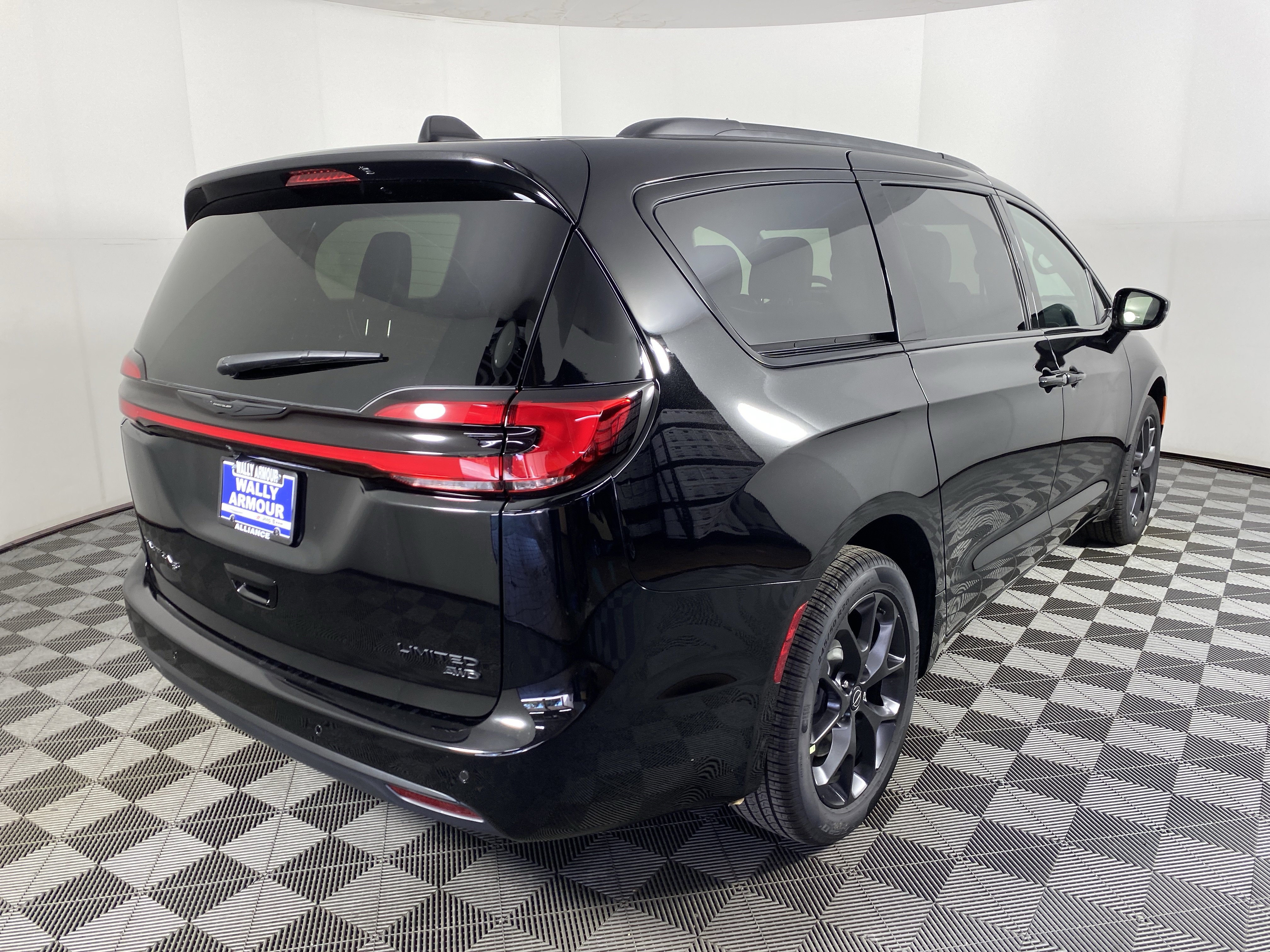 New 2026 Chrysler Pacifica Limited w/ S Appearance Package image 8