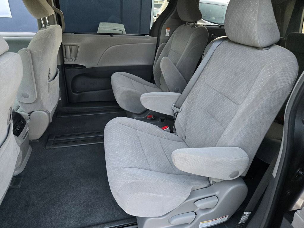 Used 2019 Toyota Sienna LE w/ Carpet Mat Package image 13