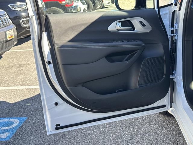 New 2026 Chrysler Pacifica Limited image 10