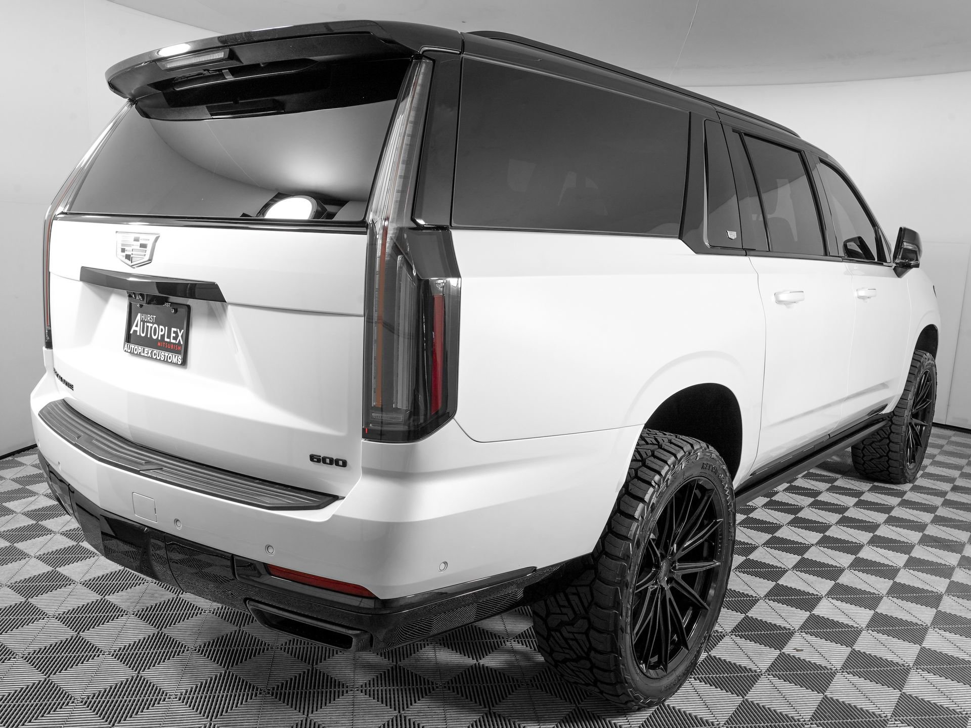 Used 2025 Cadillac Escalade ESV Sport w/ LPO, ONYX Package AWD/4WD image 5