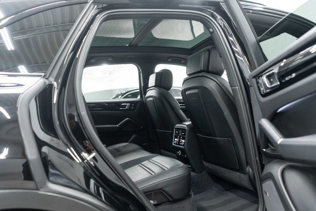 Used 2023 Porsche Cayenne AWD/4WD image 13
