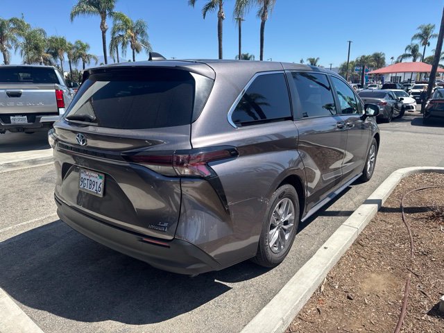 Used 2023 Toyota Sienna LE FWD image 4