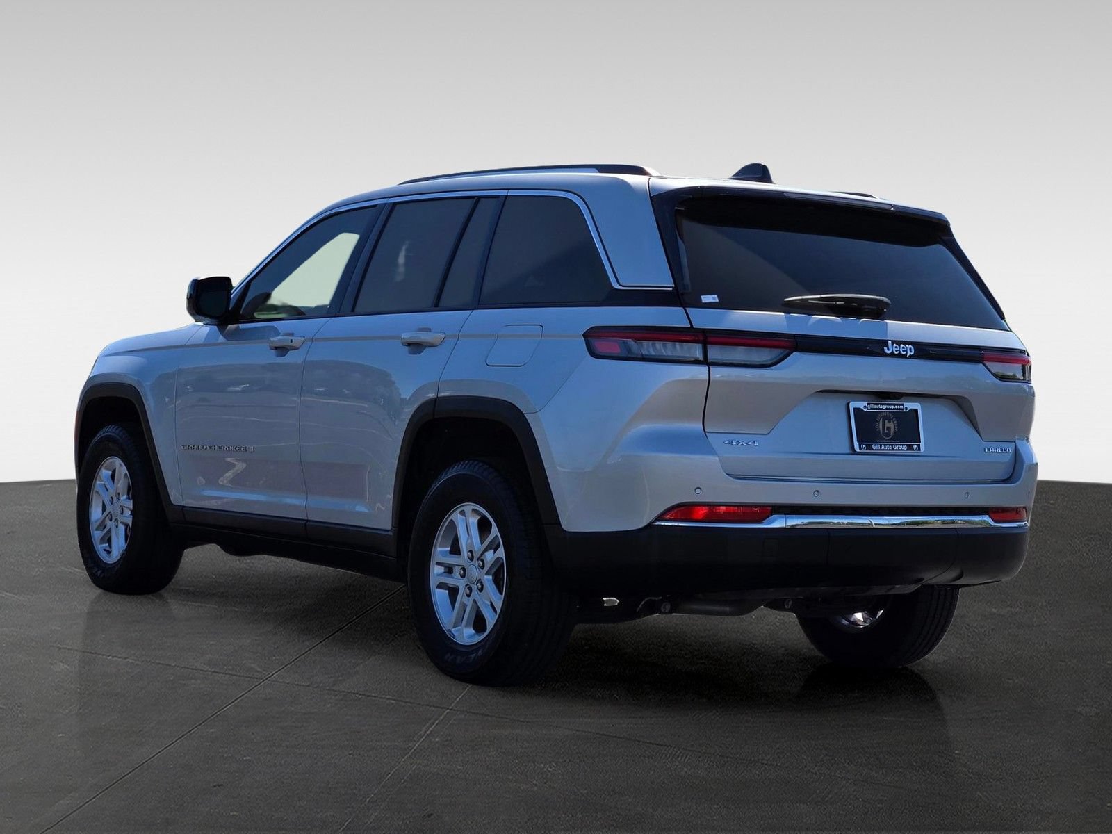Used 2023 Jeep Grand Cherokee Laredo AWD/4WD image 6