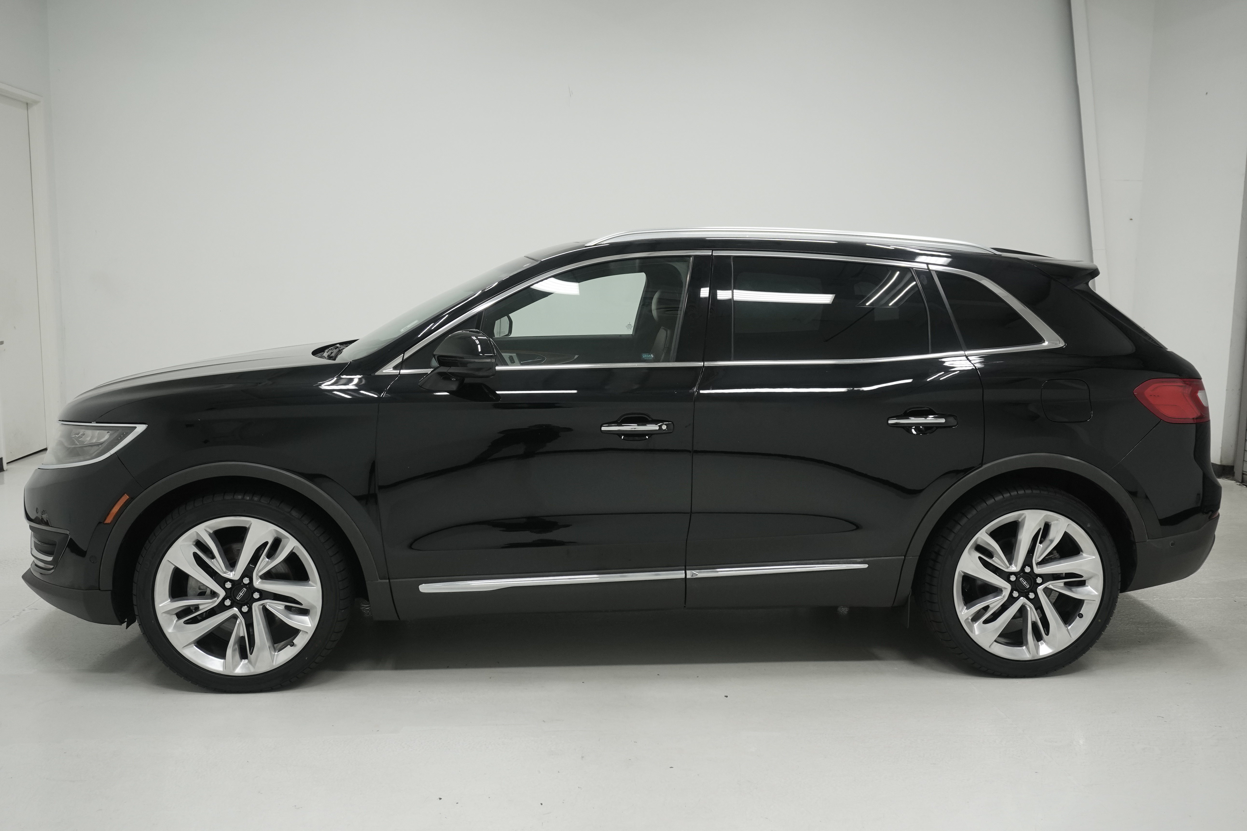 Used 2016 Lincoln MKX Reserve w/ Luxury Package FWD image 7