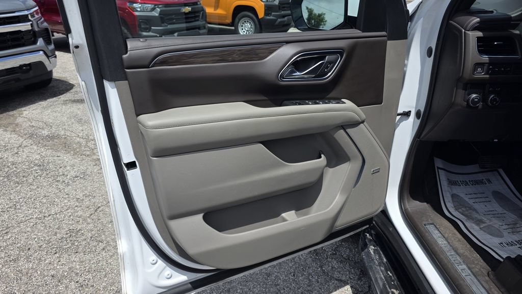 Used 2021 Chevrolet Suburban LT w/ Luxury Package RWD image 16