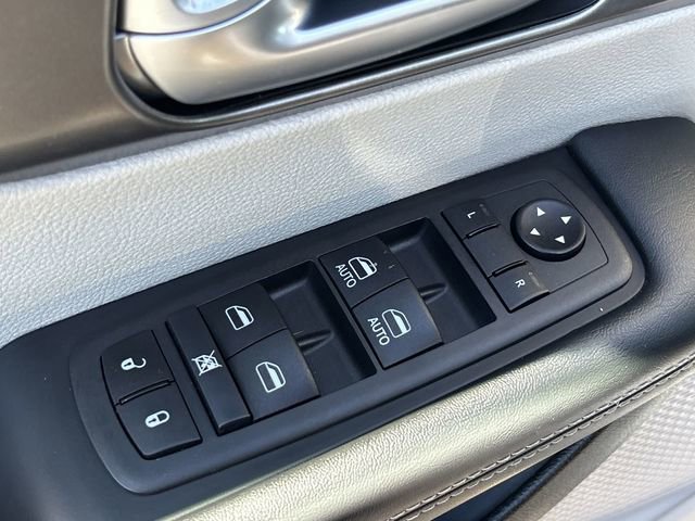 Certified 2024 Chrysler Pacifica Touring-L image 21