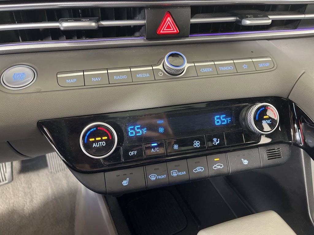 Used 2025 Hyundai Elantra SEL image 31