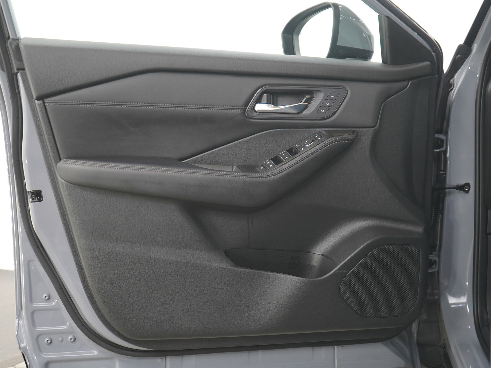 Used 2025 Nissan Rogue SL w/ SL Premium Package image 21