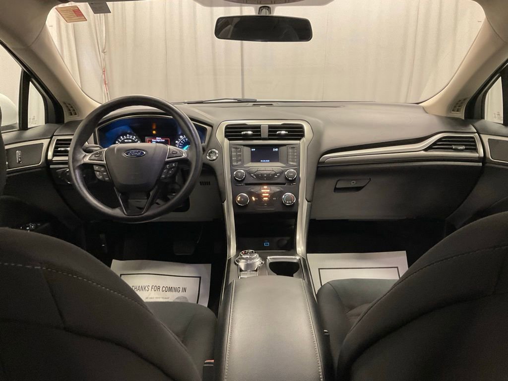 Used 2017 Ford Fusion SE image 2