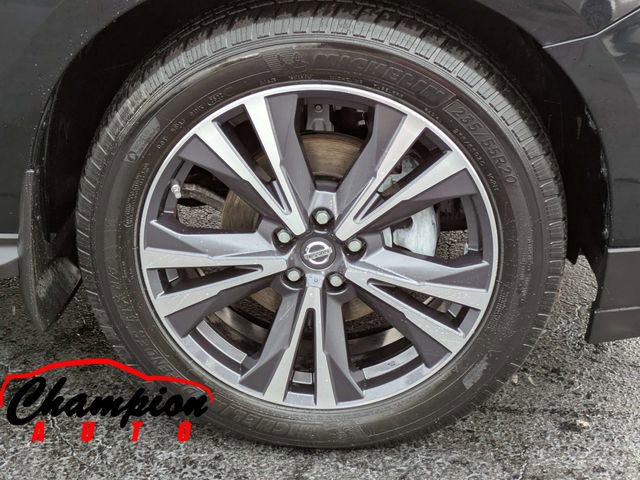 Used 2017 Nissan Pathfinder Platinum image 12