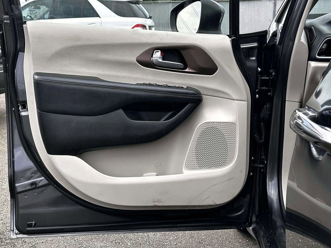 Used 2020 Chrysler Voyager Lxi image 14