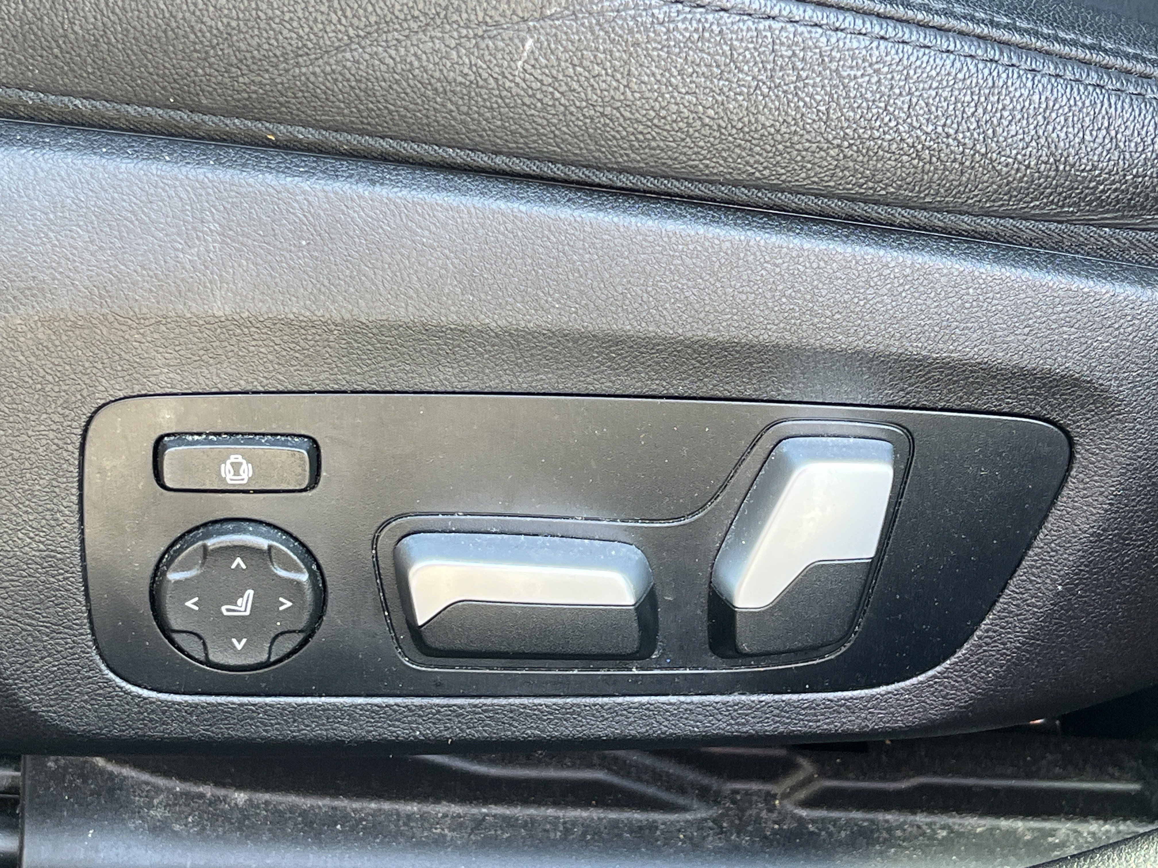 Used 2021 BMW 330i Sedan w/ Premium Package image 17