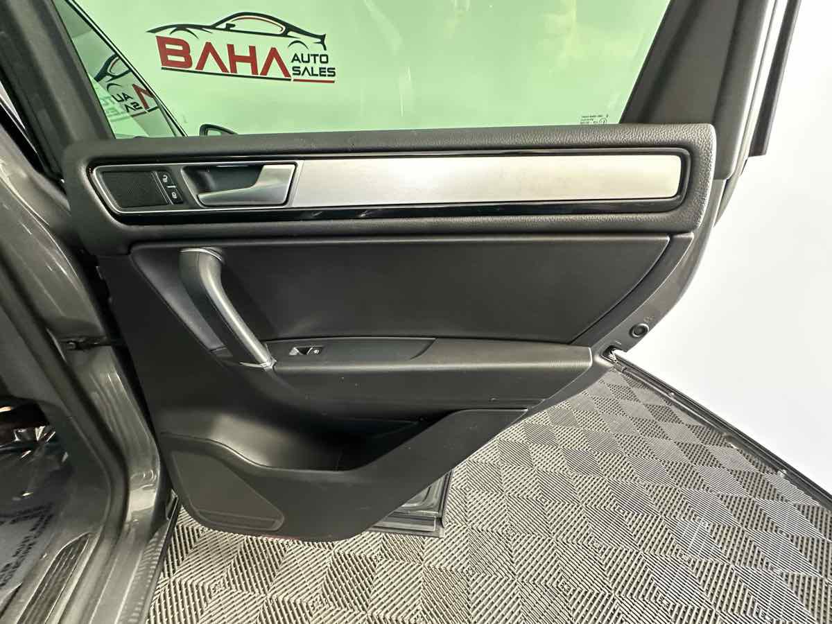 Used 2017 Volkswagen Touareg Wolfsburg Edition image 18