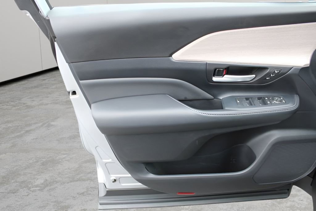 Certified 2024 Toyota Grand Highlander Platinum image 19