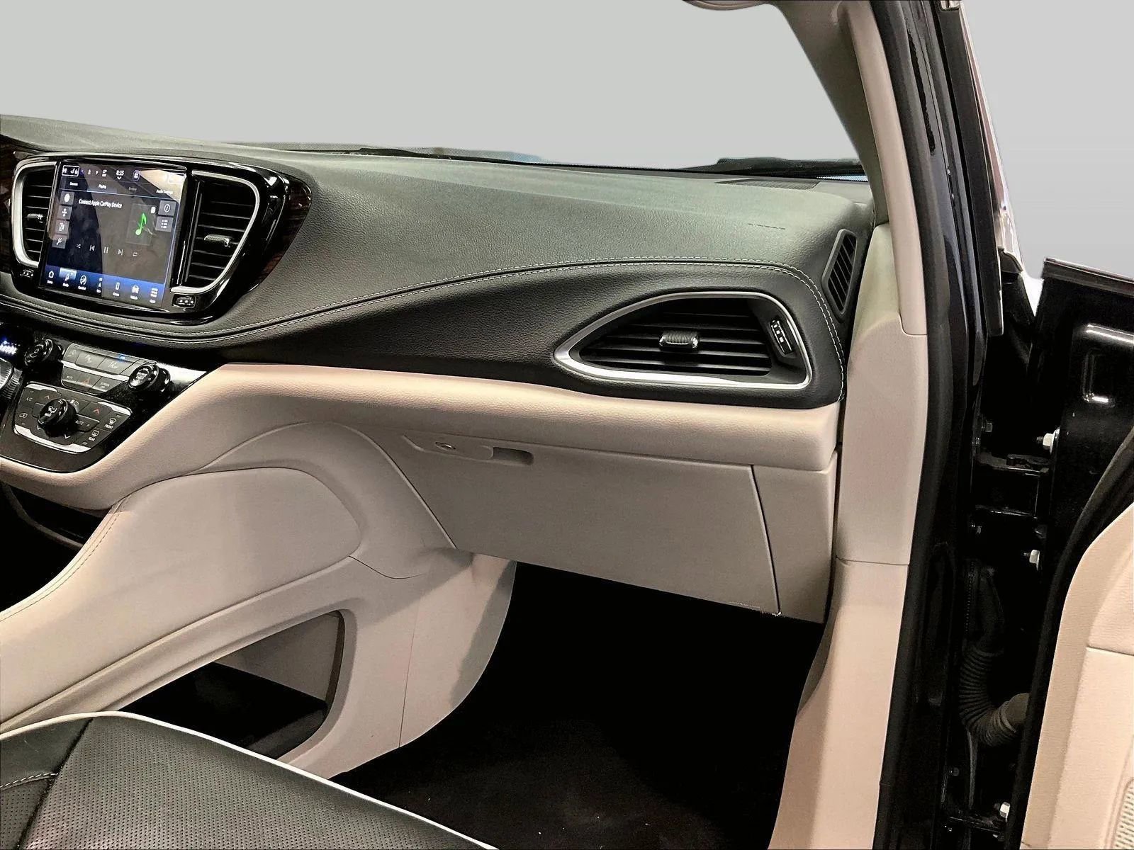 Used 2023 Chrysler Pacifica Limited image 15