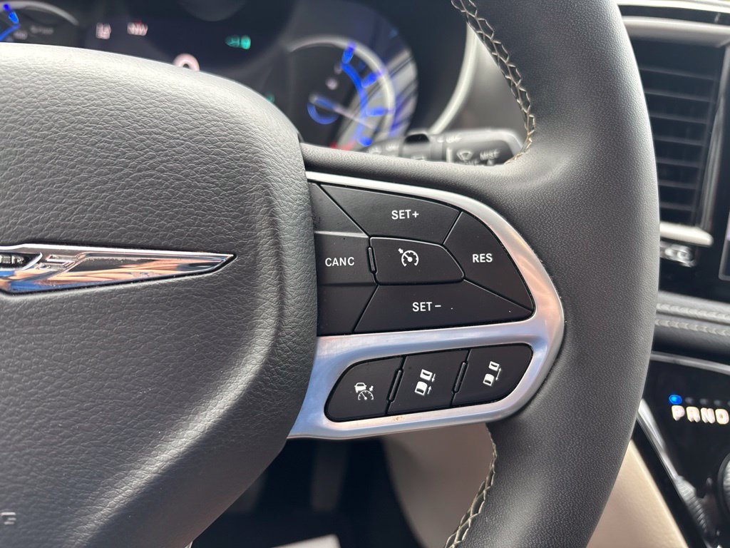 Used 2024 Chrysler Pacifica Limited FWD image 35
