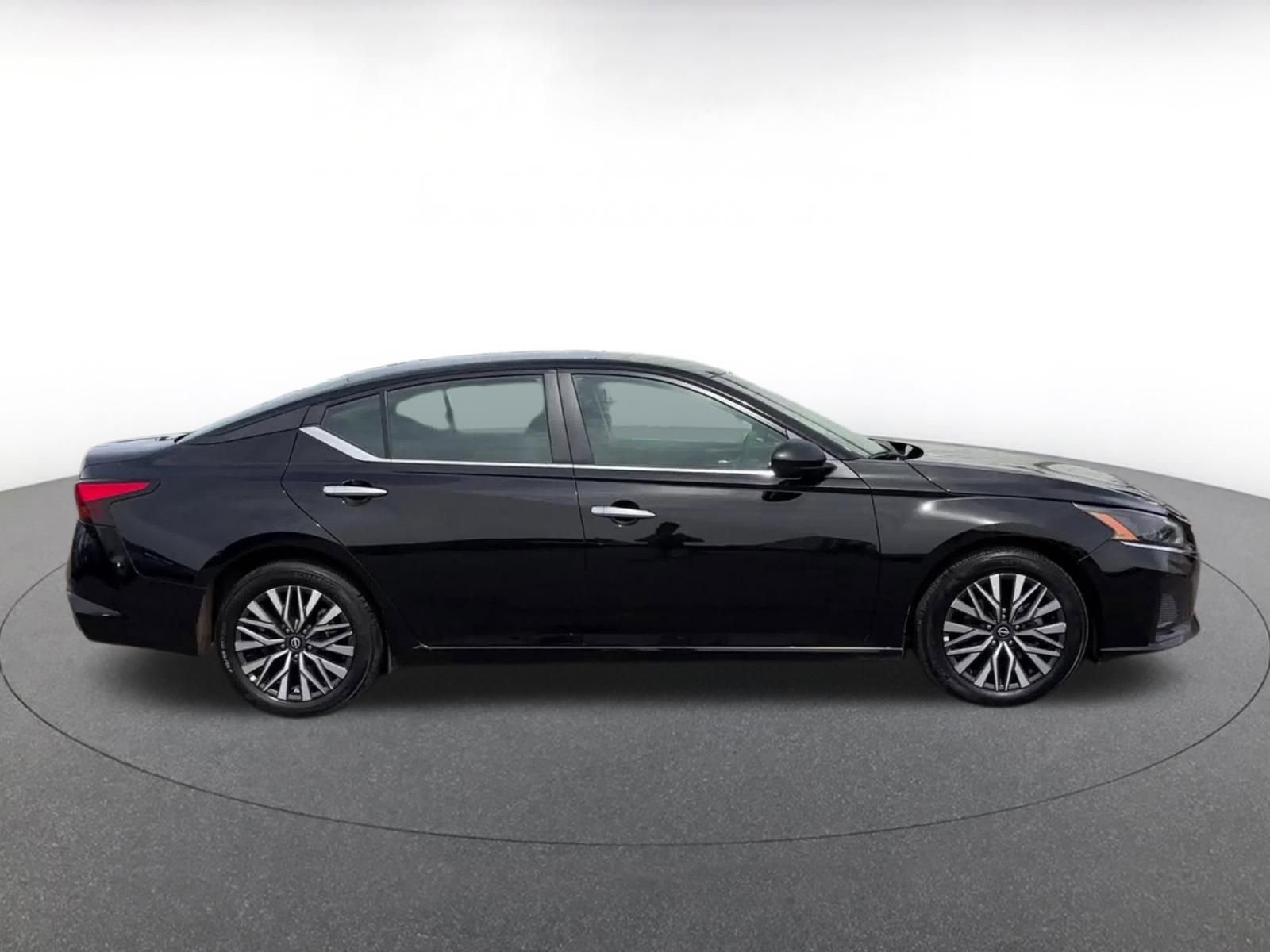 Used 2025 Nissan Altima 2.5 SV FWD image 16