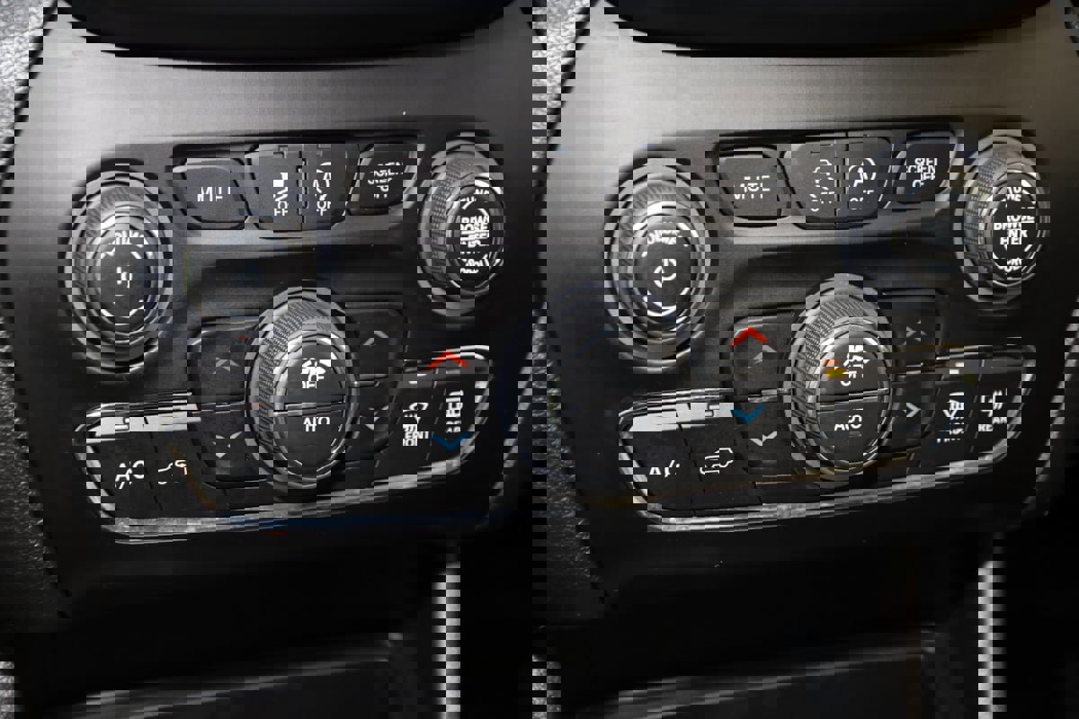 Used 2022 Jeep Cherokee Trailhawk w/ Comfort/Convenience Group image 28