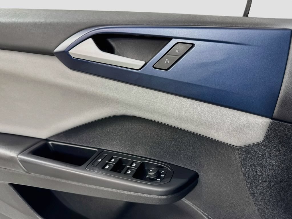 Used 2022 Volkswagen Taos SE w/ Panoramic Sunroof Package FWD image 14