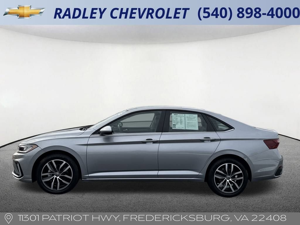 Used 2025 Volkswagen Jetta SE image 16