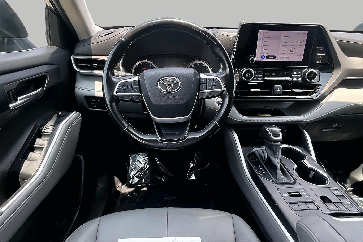 Used 2023 Toyota Highlander XLE AWD/4WD image 6