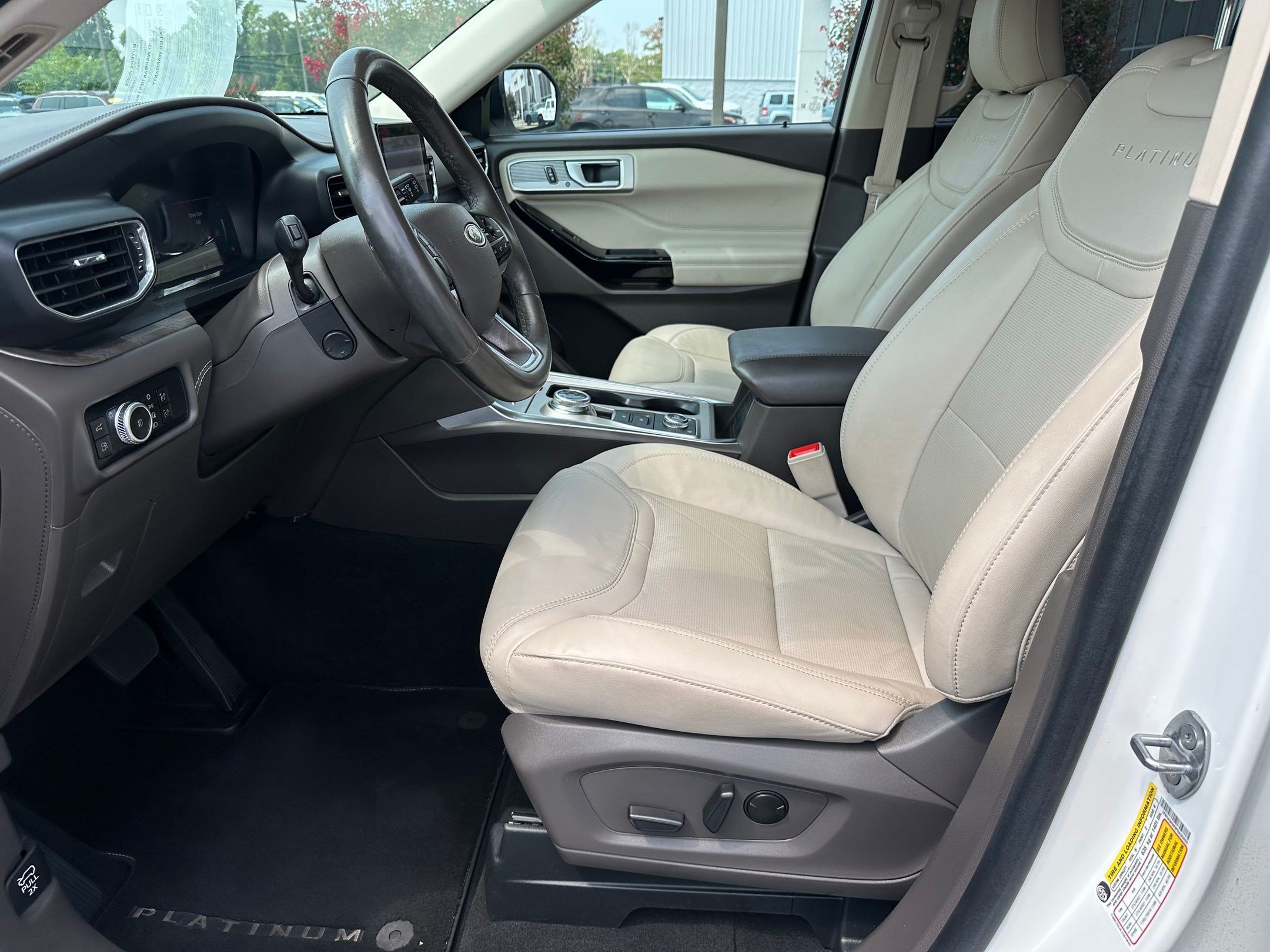 Used 2023 Ford Explorer Platinum AWD/4WD image 11
