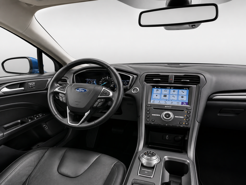 Used 2017 Ford Fusion Energi Titanium FWD image 2