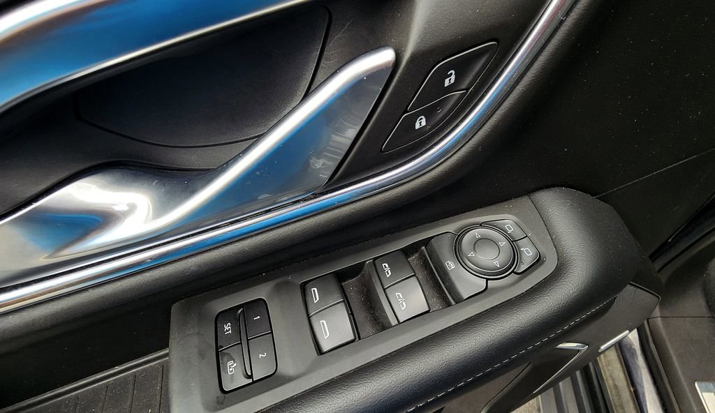 Used 2022 Chevrolet Suburban LT AWD/4WD image 19