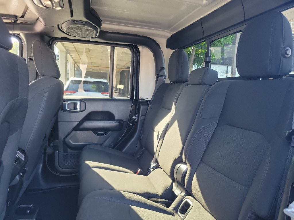 Used 2022 Jeep Gladiator Overland AWD/4WD image 14