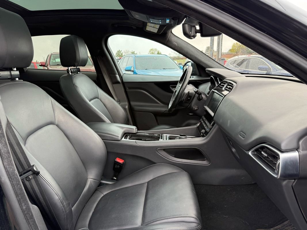Used 2019 Jaguar F-PACE Premium image 29