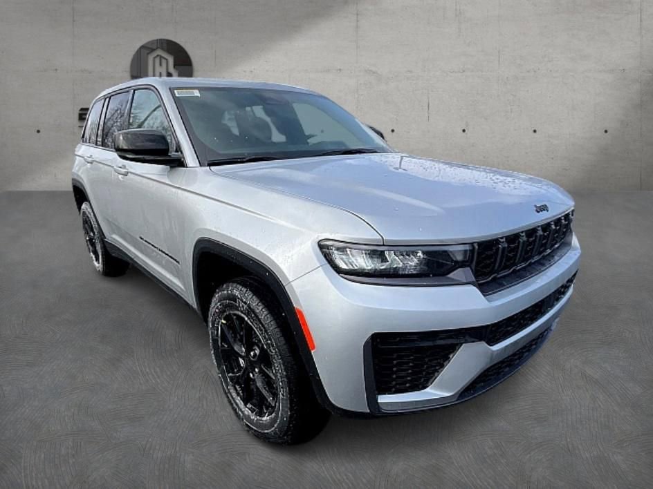 New 2026 Jeep Grand Cherokee Laredo image 4