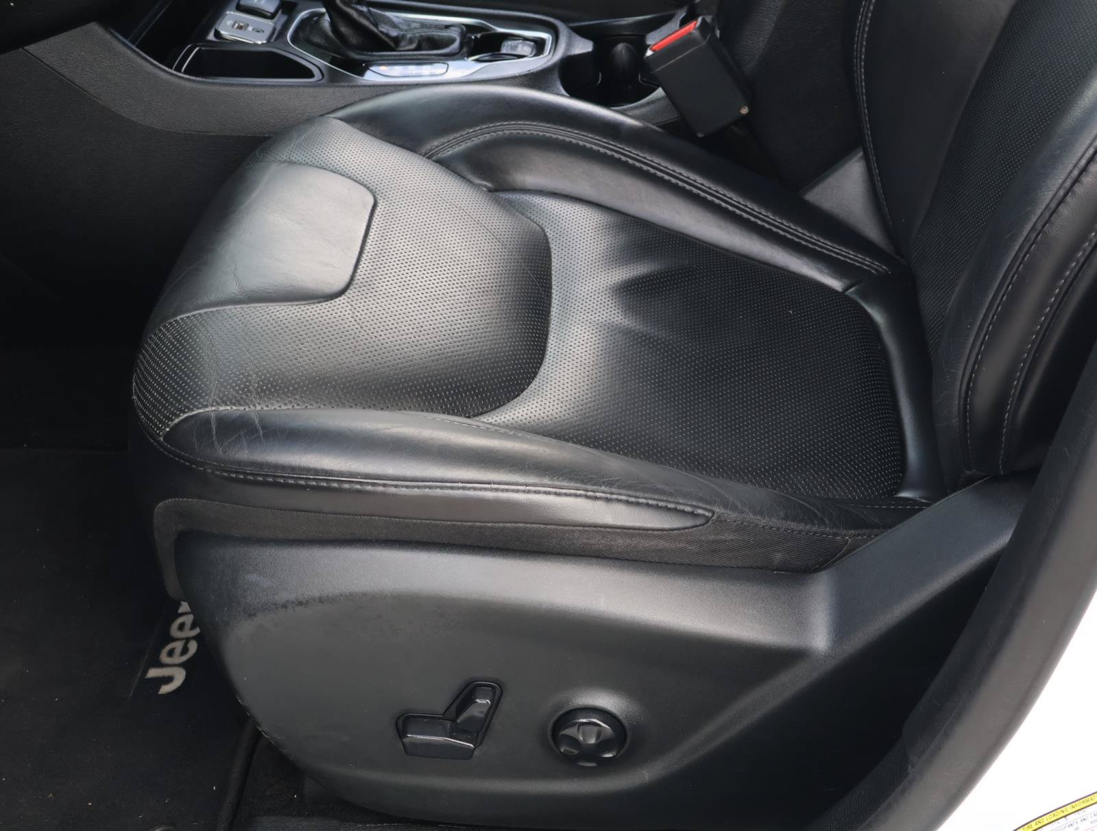 Used 2019 Jeep Cherokee Limited w/ Technology Group FWD image 15
