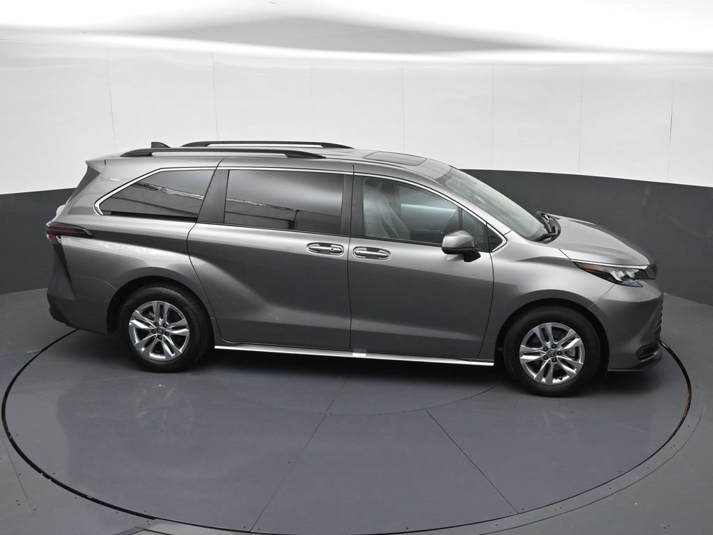 Used 2026 Toyota Sienna XLE FWD image 33