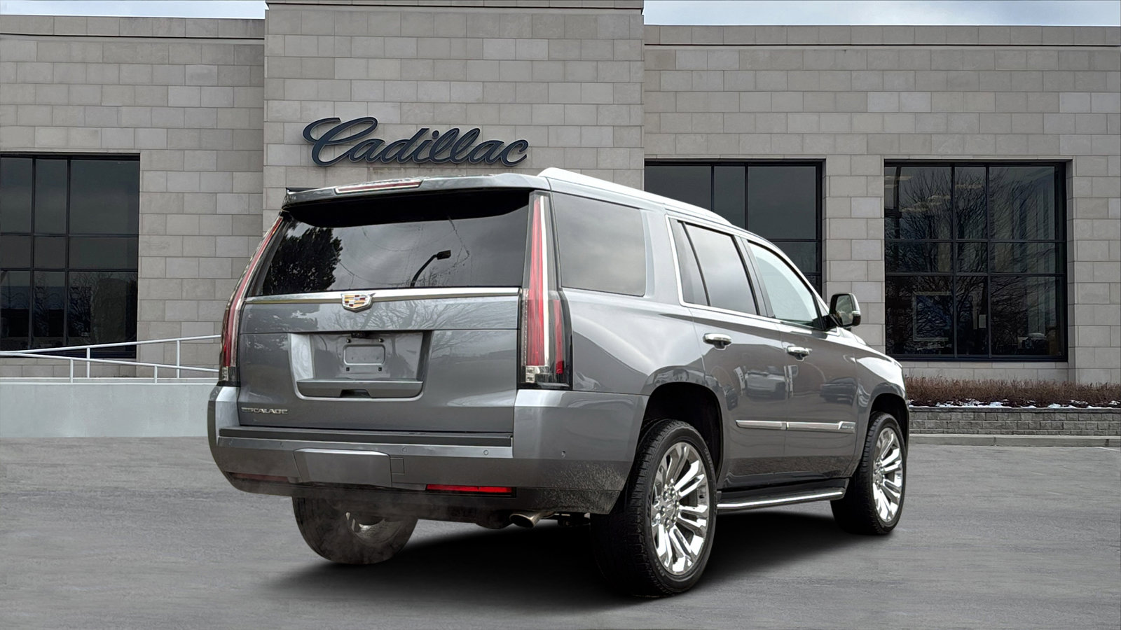 Used 2018 Cadillac Escalade Luxury image 3