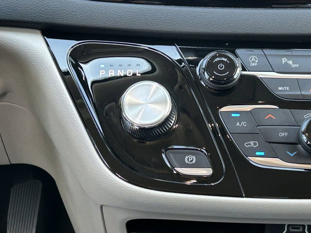 Used 2023 Chrysler Pacifica Touring-L image 22