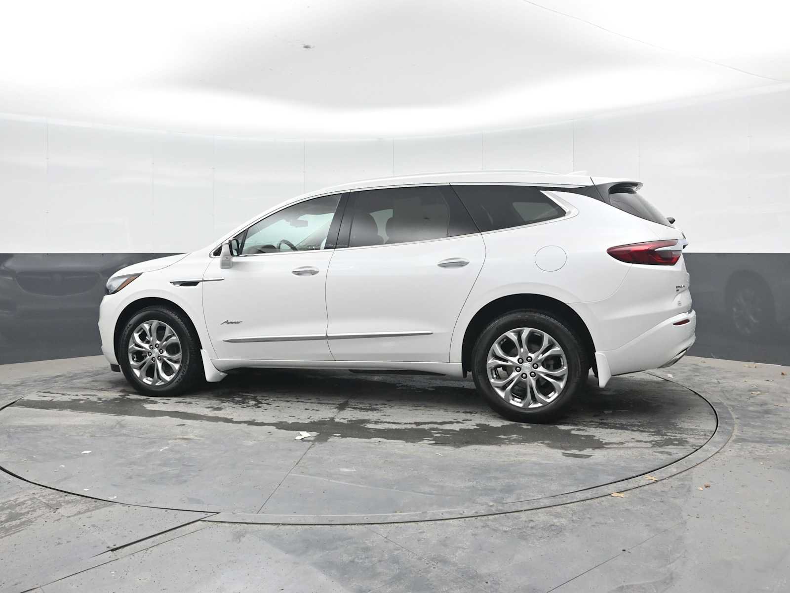 Used 2021 Buick Enclave Avenir w/ Avenir Technology Package AWD/4WD image 3