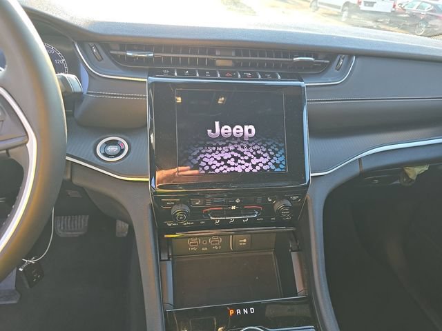 Used 2025 Jeep Grand Cherokee Altitude AWD/4WD image 11
