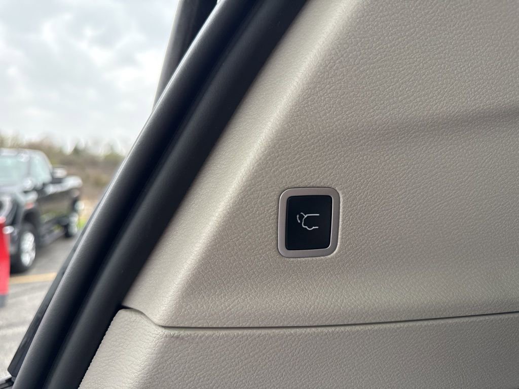 Used 2024 Chrysler Voyager LX image 8