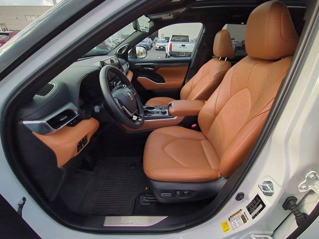 Certified 2025 Toyota Highlander Platinum image 8