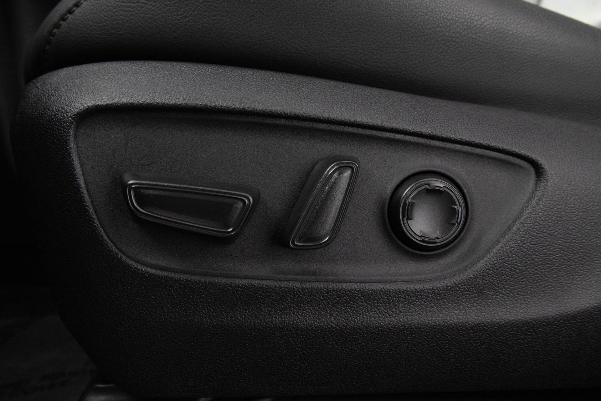 Used 2025 Toyota Sienna Platinum AWD/4WD image 8