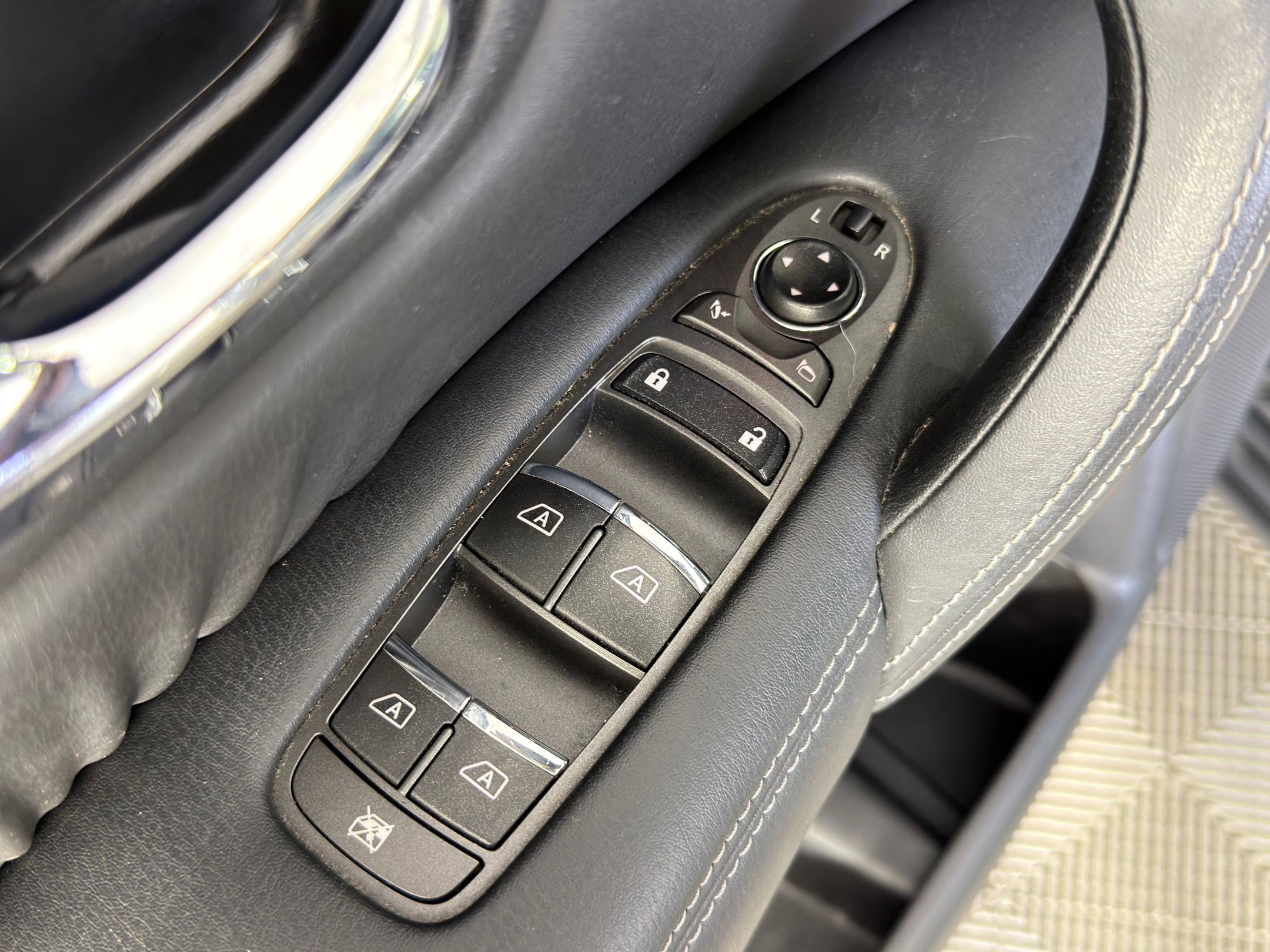 Used 2017 Nissan Armada Platinum w/ Captain Seat Package image 10